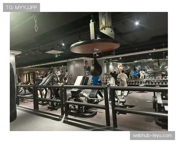 郑赛赛的日常：凌晨四点健身房打卡，咖啡当水喝，这谁跟得上啊